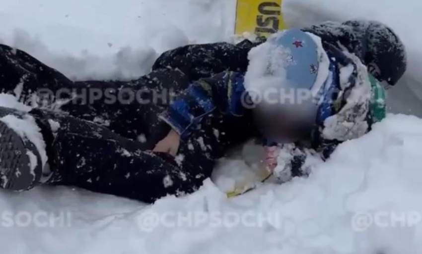 В Красной Поляне сноубордисты спасли ребенка из глубокой снежной ямы