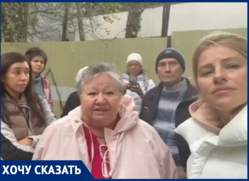 Жители Сочи борются с застройщиком, который вырубает вековые деревья, спасающие их дом от оползня