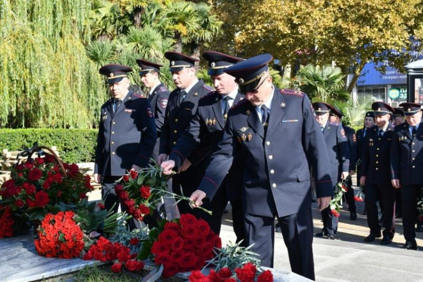 В знаковую дату сочинцы почтили память погибших при исполнении полицейских 