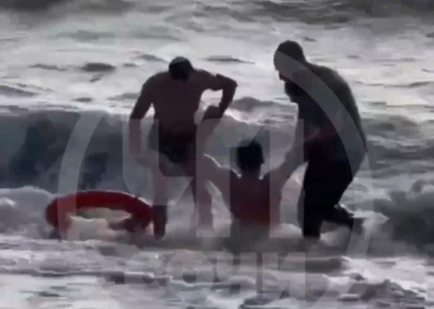 Мужчина едва не утонул в море во время шторма в Сочи