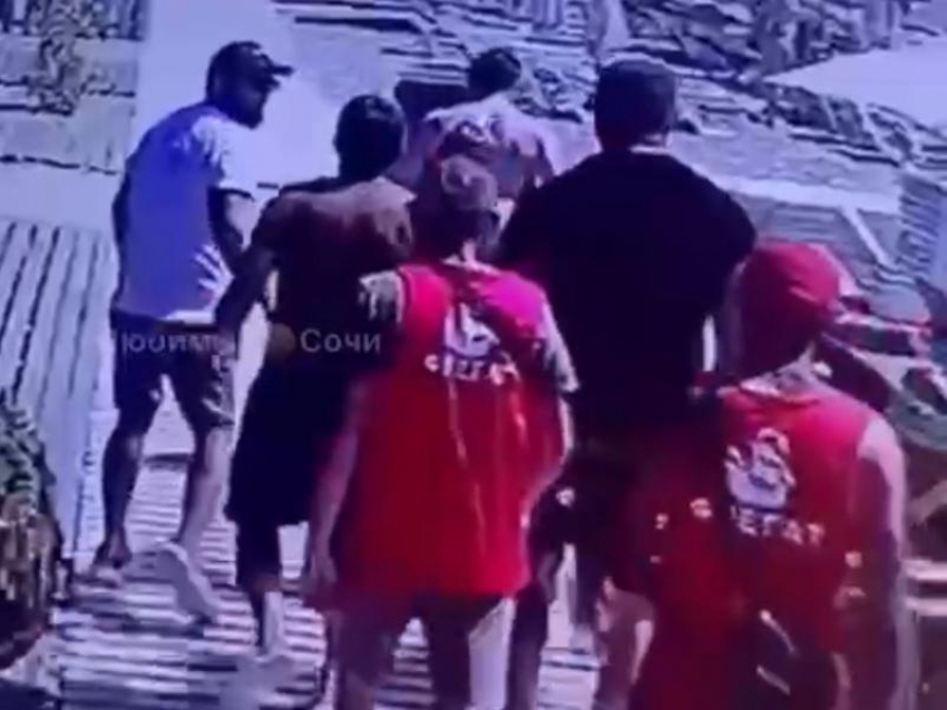 Начало конфликта между туристом и сотрудниками сочинского пляжа попало на видео 