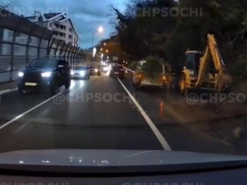 Оползень повредил дорожный участок в Сочи