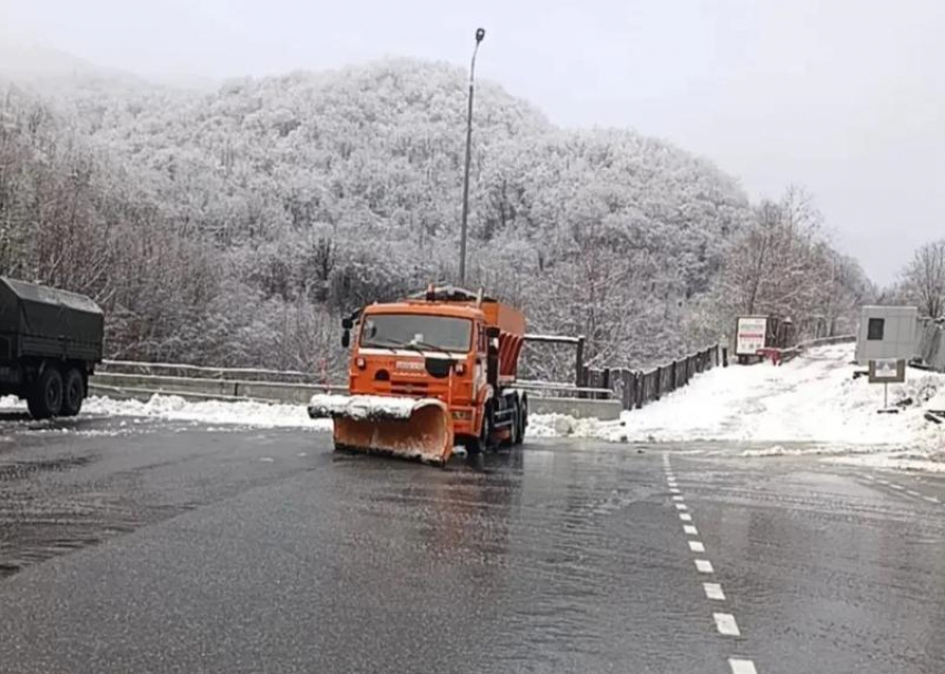 32 тонны реагентов использовали в Сочи в первый день снегопада