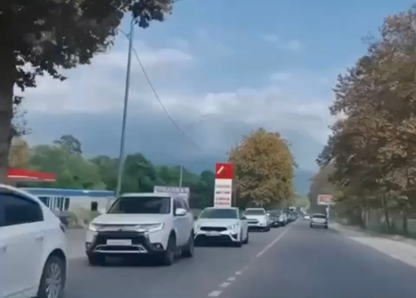 На границе с Абхазией собралась многокилометровая пробка
