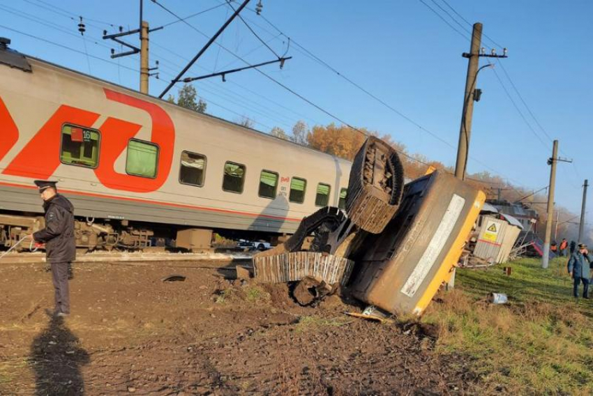 Пассажирский поезд из Адлера сошел с рельсов после столкновения с КамАЗом
