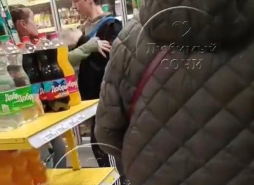 В Сочи продавщица «Магнита» накинулась на покупателя, которого заподозрила в краже