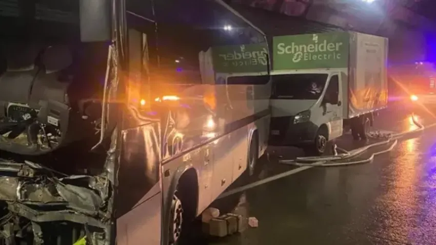 Пострадали 20 человек: туристический автобус в Сочи столкнулся с большегрузом