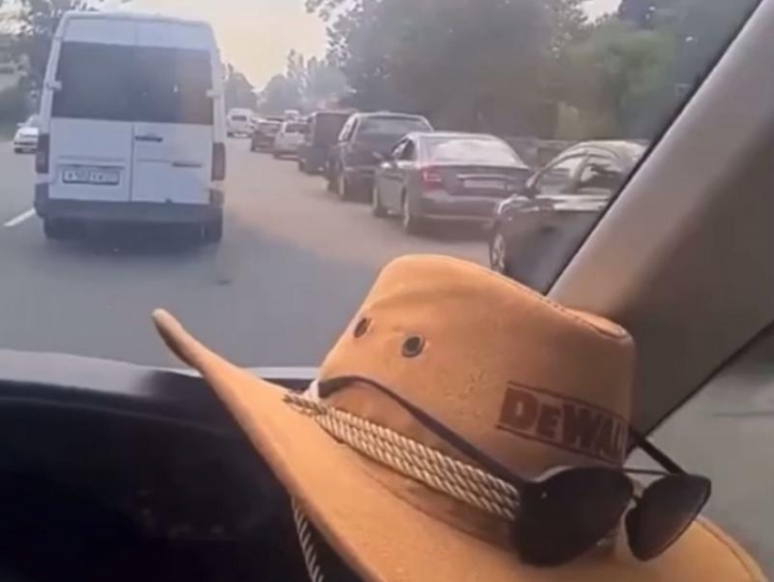 В Абхазии автомобилисты выстроились в очередь за бензином
