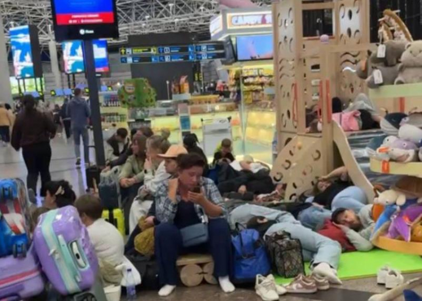 В Сочи массовые задержки рейсов из-за угрозы БПЛА: пассажиры спят на полу и лесницах