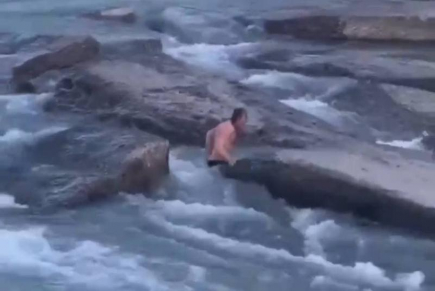Сочинец устроил экстремальный заплыв в горной реке