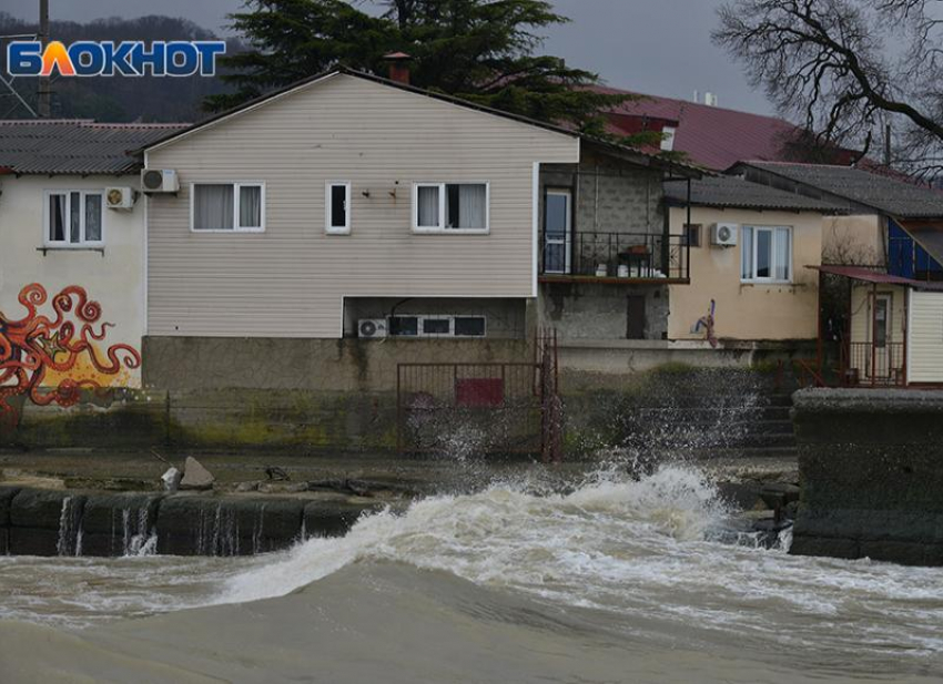 «Надежды найти живыми нет»: МЧС прокомментировало поиски унесенных в Черное море туристов 