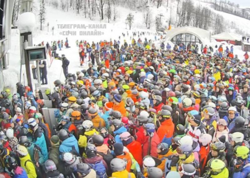 Тысячи человек выстроились в очередь на подъемник в горах Сочи