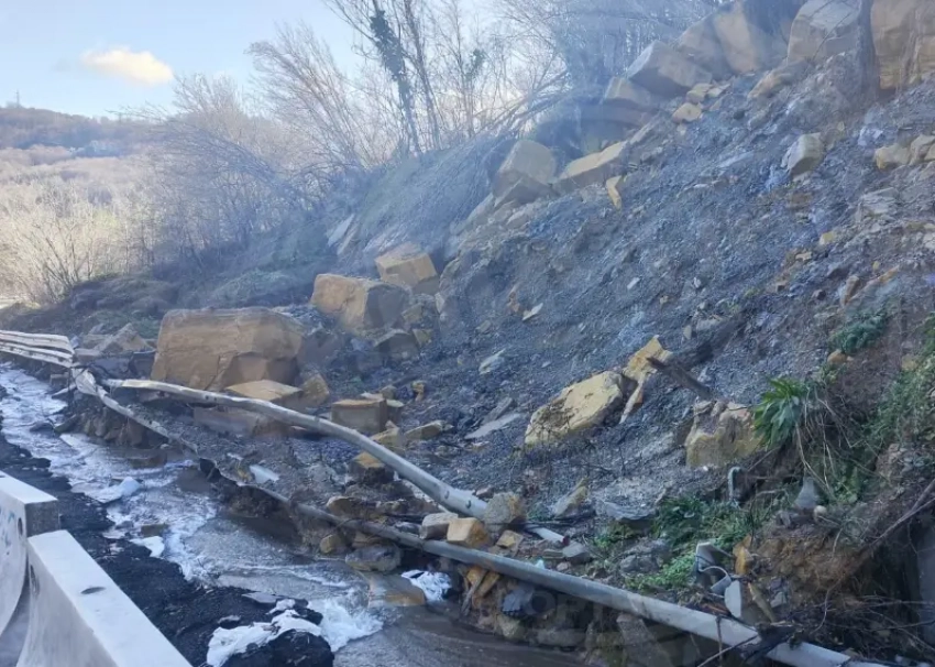 Очередной оползень сошел на Мамайском перевале в Сочи