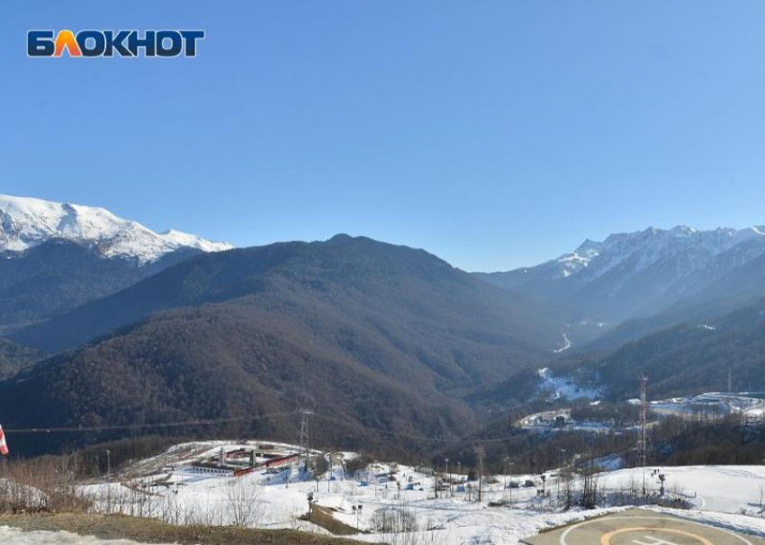 Фрирайдеры страдают из-за отсутствия снега в горах Сочи