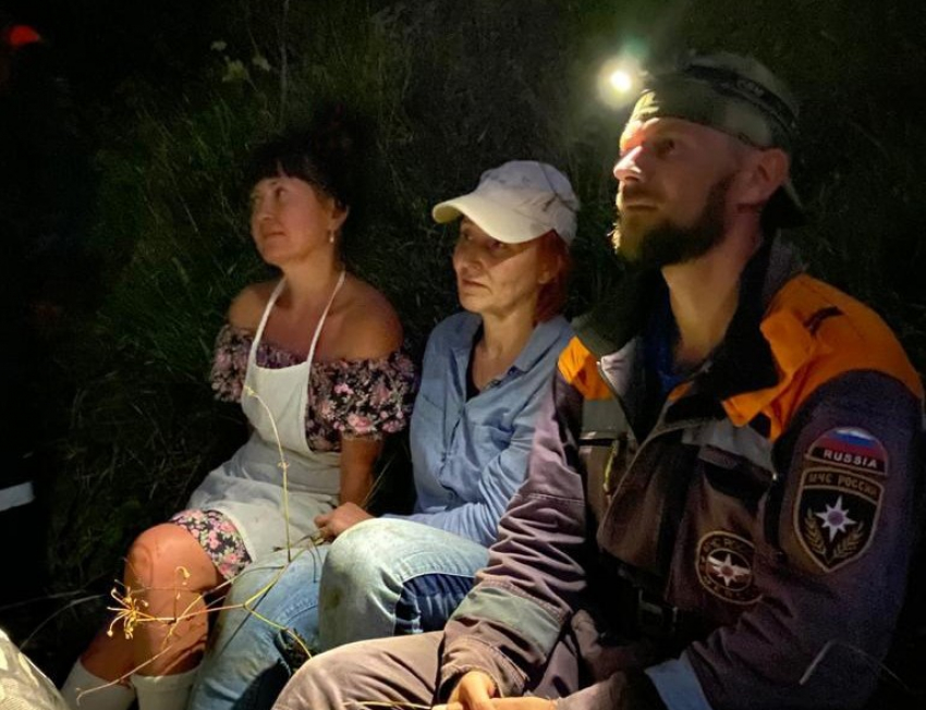 В Сочи спасатели вывели из горно-лесной местности заблудившихся туристов 