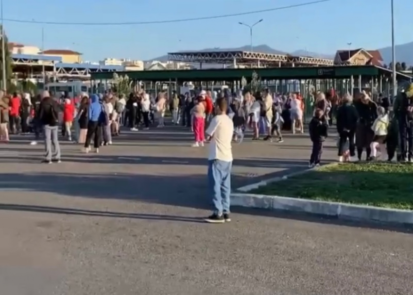 Толпы людей, скопившееся на российско-абхазской границе, попали на видео