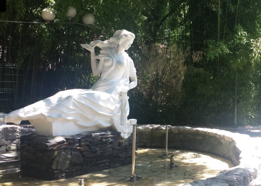 В Сочи за 900 тысяч благоустроят фонтан у скульптуры «Девушка Хоста"
