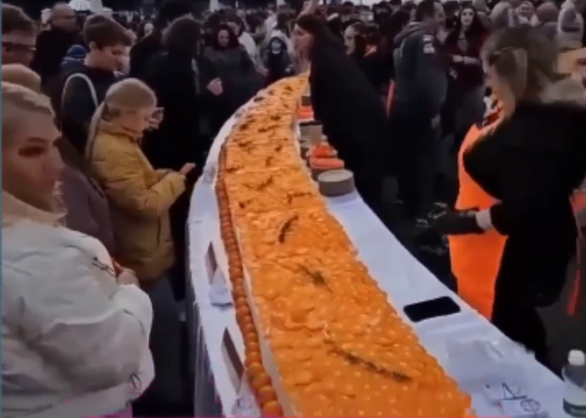 54-метровый торт испекли в Абхазии к мандариновому фестивалю
