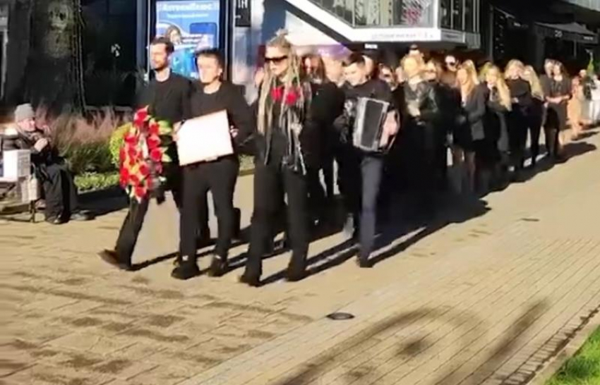 Инфоцигана из Сочи задержали за несанкционированную похоронную процессию