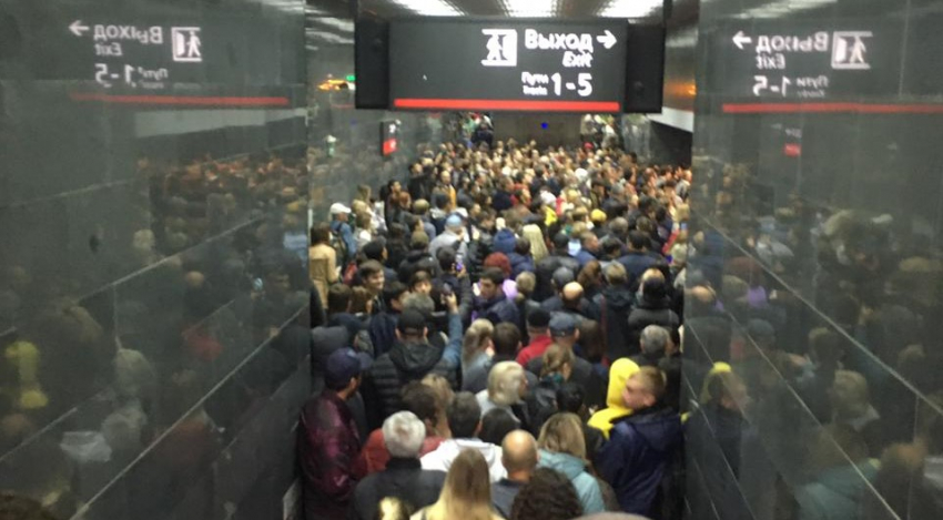 Ломайте эти турникеты: толпы горожан застряли на Центральном вокзале в Сочи