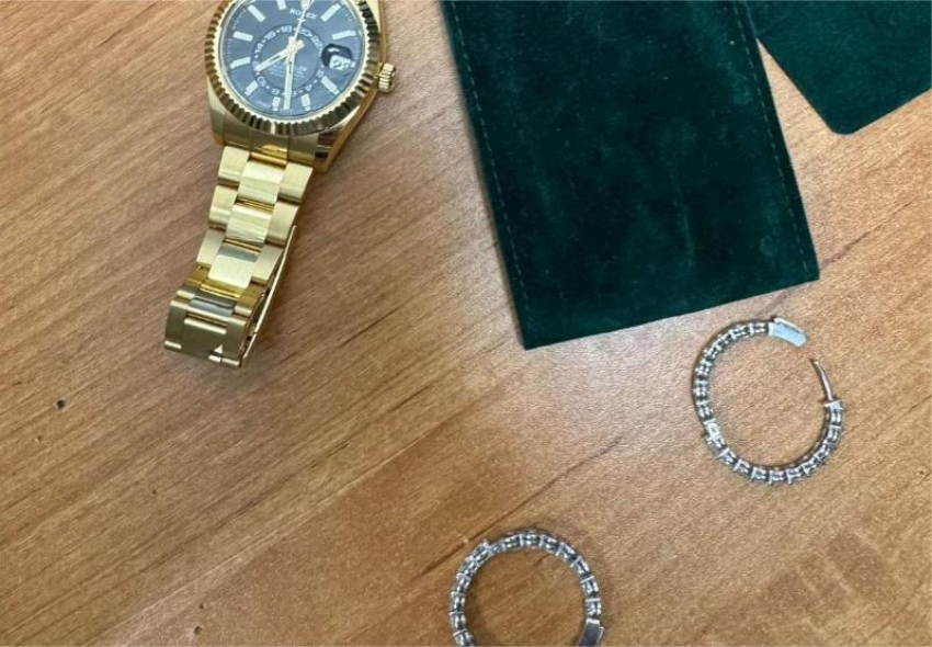 С пассажирки в аэропорту Сочи сняли украшения на 7 миллионов рублей