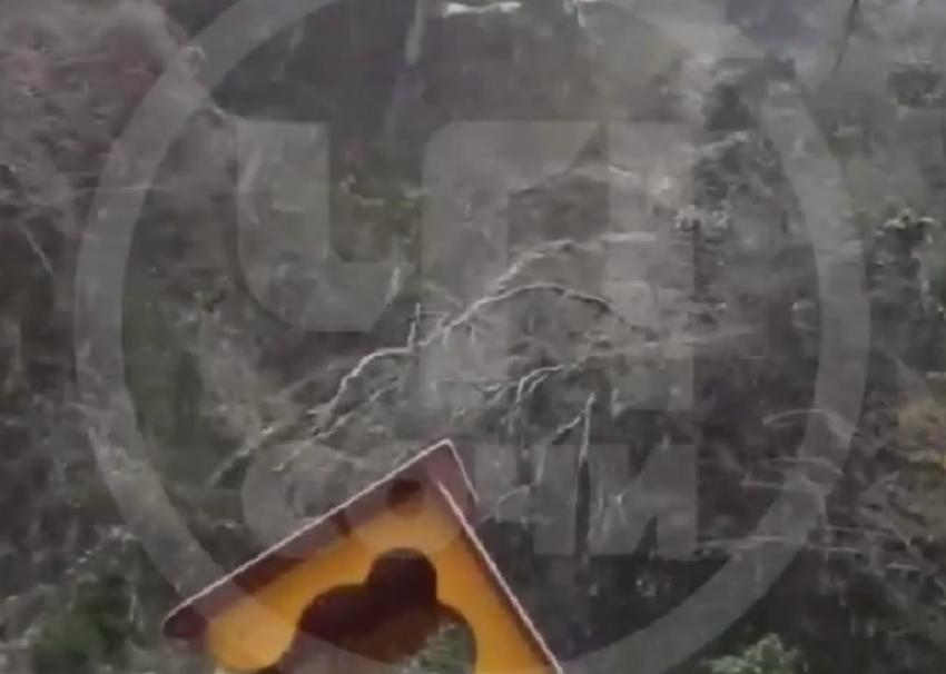 Оползень сошел во двор шестиэтажки в Сочи