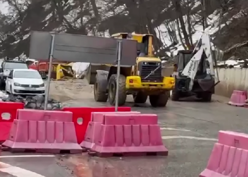  В Сочи дожди вызвали оползень на курорте «Роза Хутор»