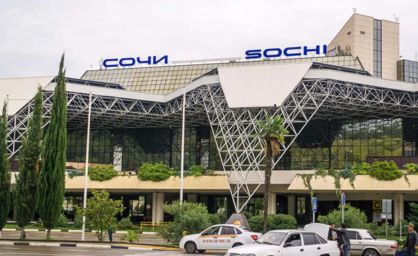 Курил в самолете: сочинские полицейские задержали пассажир рейса Калининград-Сочи