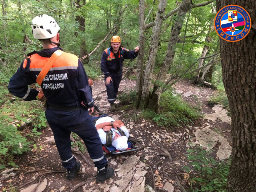 Спасатели Сочи вынесли с Агурских водопадов мужчину со сломанной ногой