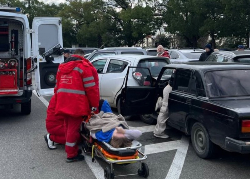 Девушка-водитель получила травмы ног в результате ДТП в Сочи 
