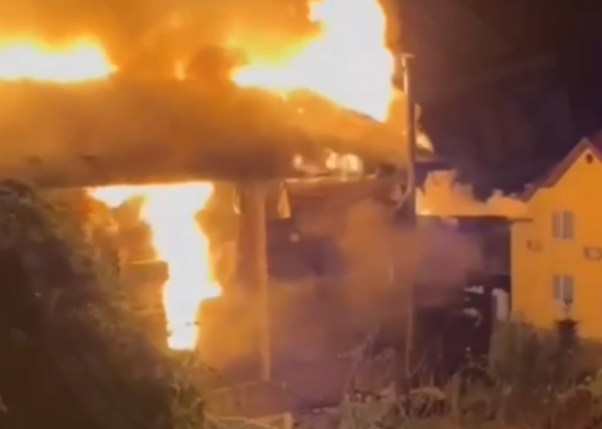 В Сочи дотла сгорел частный дом