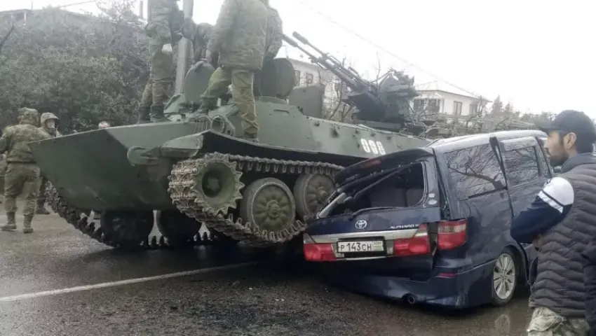 Военный тягач раздавил минивэн на трассе в Абхазии