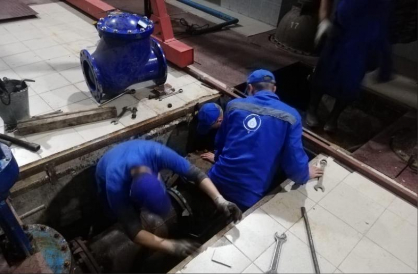 Сотрудники «Водоканала» устранили последствия схода оползня в сочинском посёлке
