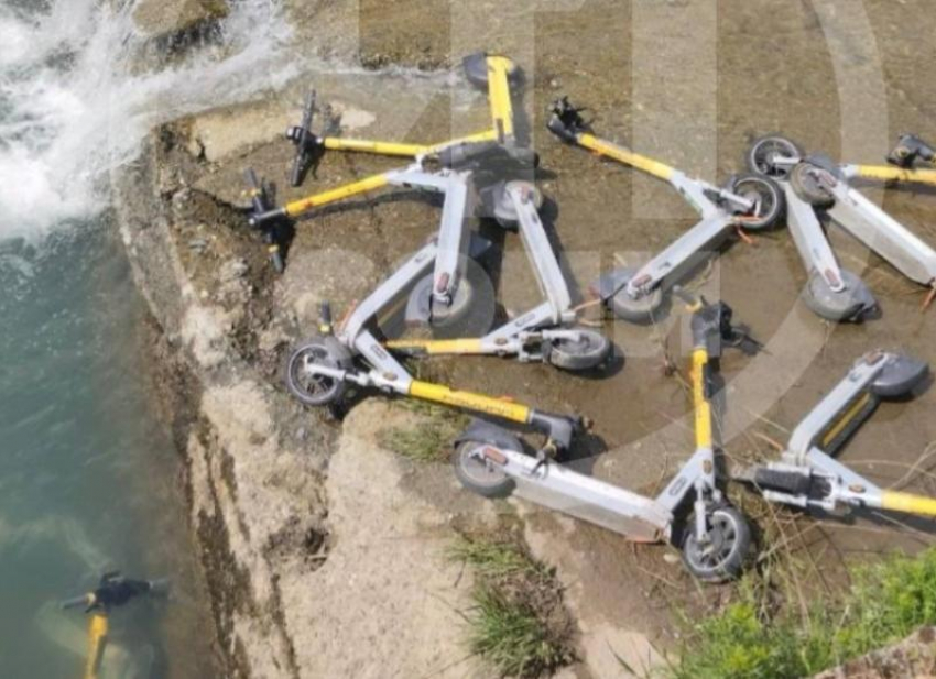 Вандал сбросил в реку Сочи более 10 электросамокатов