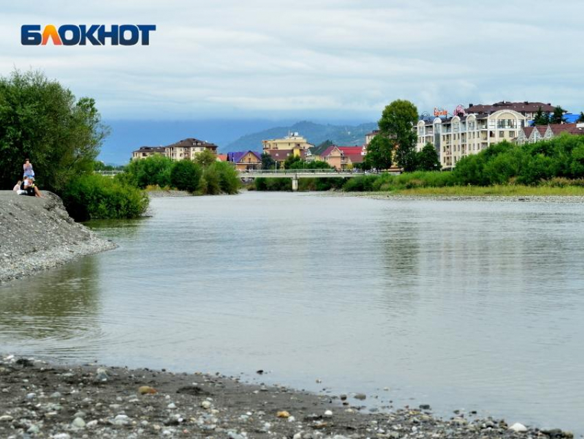 На дне реки в Сочи туристы обнаружили гранату