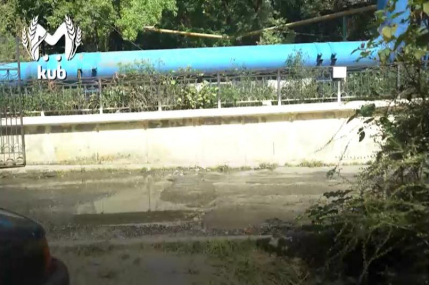 Водоканал разрушил дорогу у жилого комплекса в Сочи