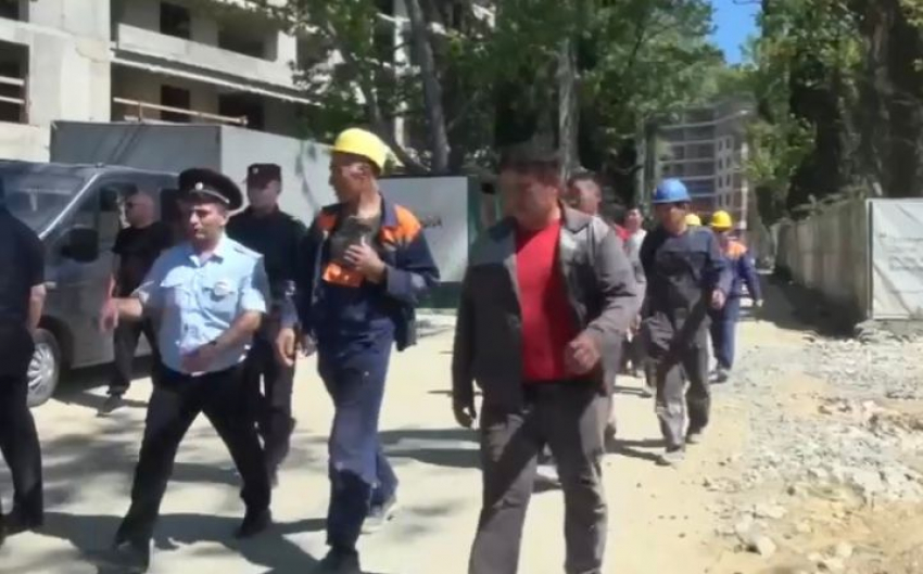 Сотрудники полиции обнаружили 70 нелегальных мигрантов на стройке в Сочи