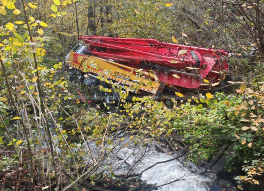 Строительная техника рухнула в кювет в Красной Поляне