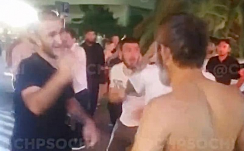 Массовая драка кавказцев в центре Адлера попала на видео