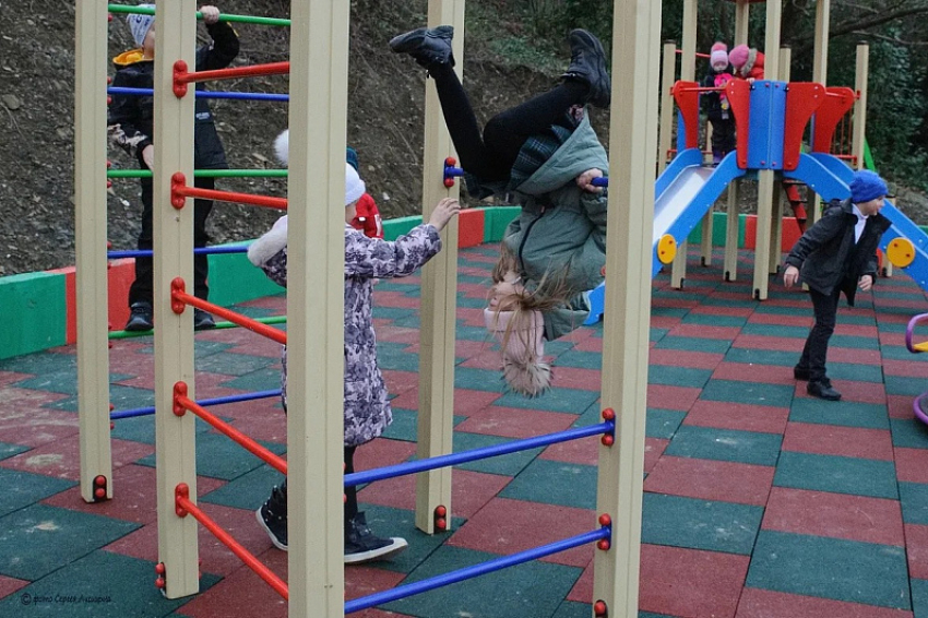 В Центральном районе Сочи открылась новая детская площадка
