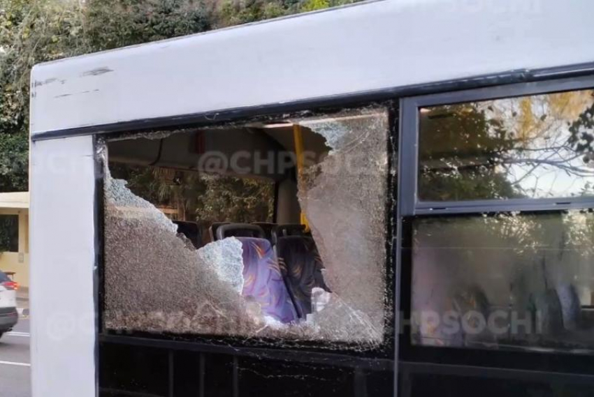 Водители пассажирских автобусов в Сочи устроили гонку и спровоцировали ДТП