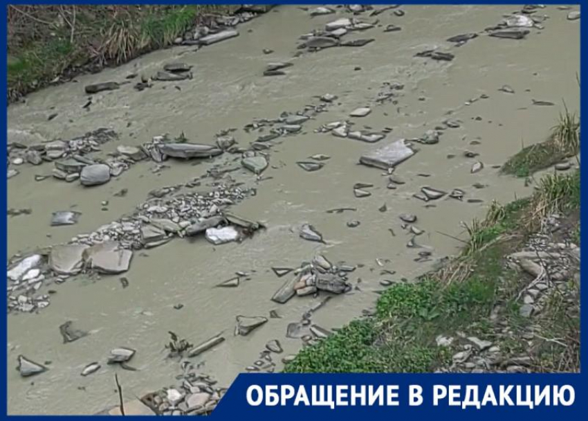 Строительная техника слила воду с бетоном в реку в Сочи