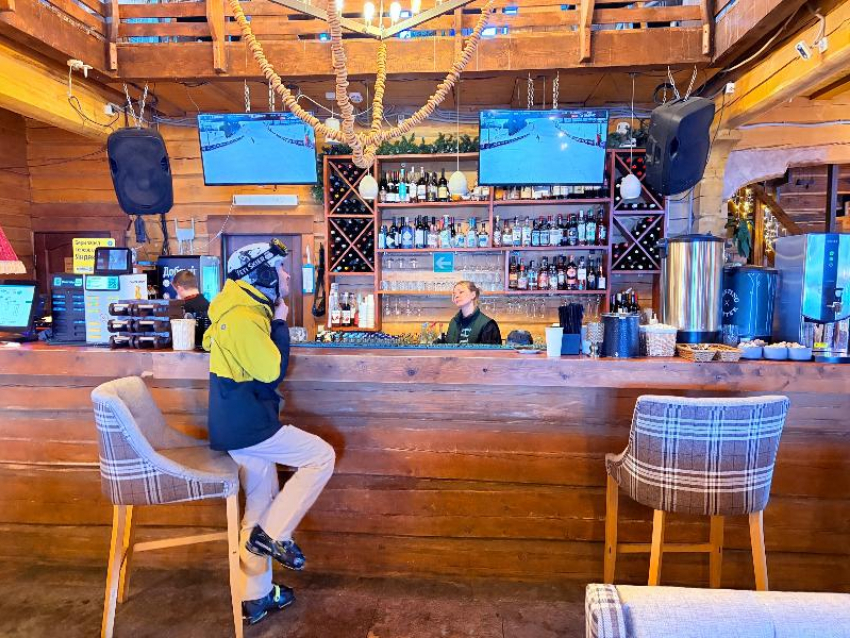 В популярных у туристов ресторанах Сочи нашли нарушения при торговле алкоголем