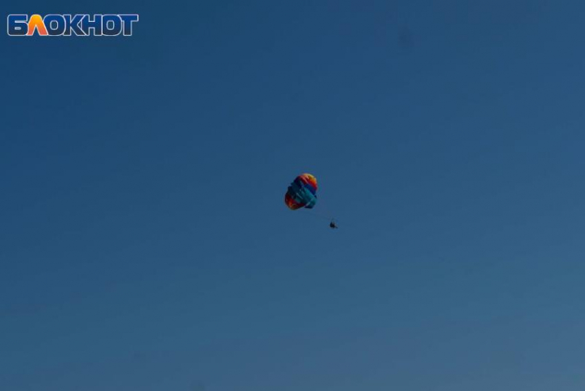 20 спортсменов одновременно прыгнули с парашютами в Сочи 