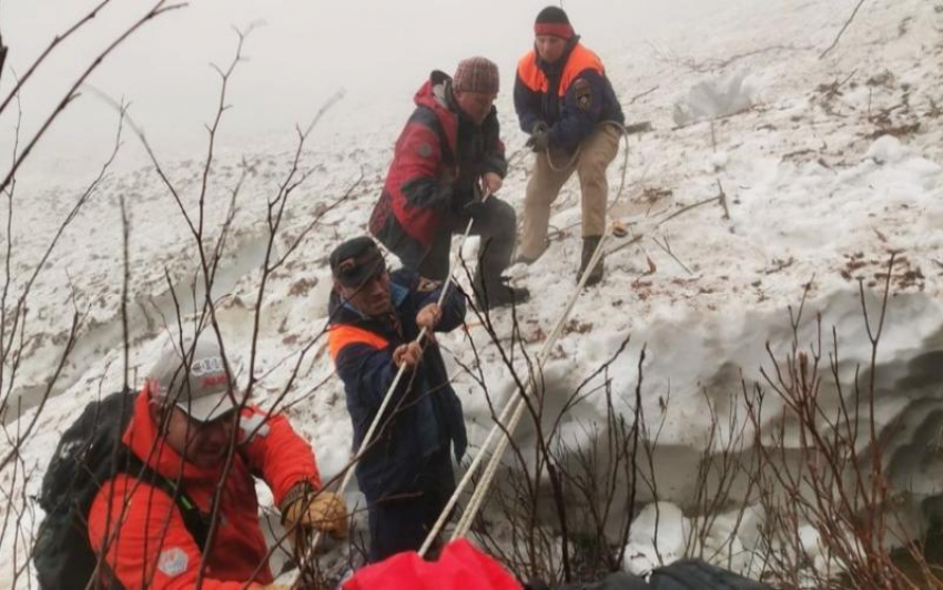 Турист едва не погиб в горах Сочи при попытке сделать фото