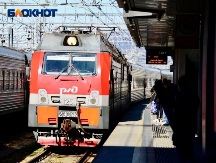 Пассажирский поезд из Сочи попал в лобовое столкновение с составом тепловоза