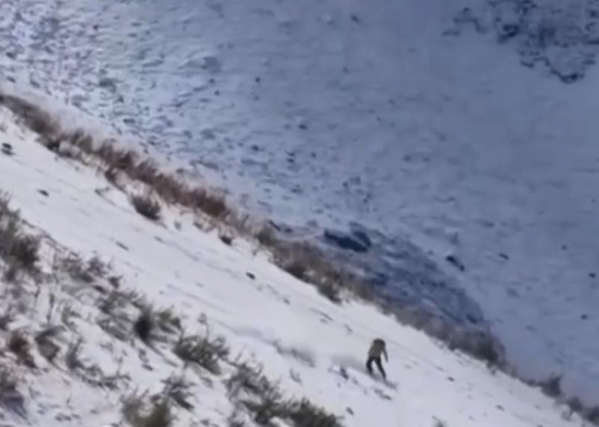 Сноубордист проехал по едва заснеженному склону в Сочи и попал на видео