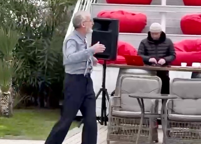 Танцы пенсионера на улице в Сочи попали на видео