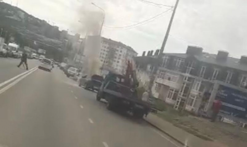 На трассе в Сочи сгорел припаркованный автомобиль 
