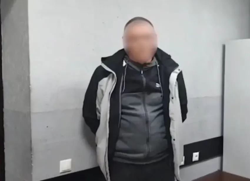 Осужденного за кражу мужчину, который угрожал убийством сотруднице полиции, задержали в Сочи